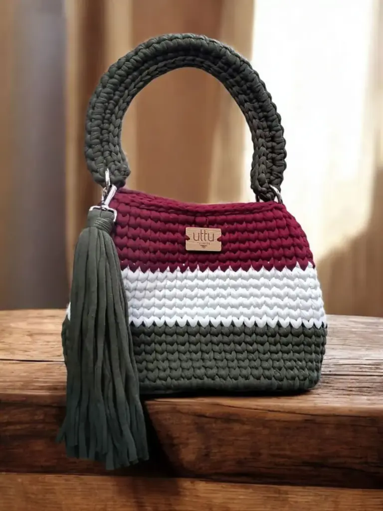 Cartera tejida en Trapillo
