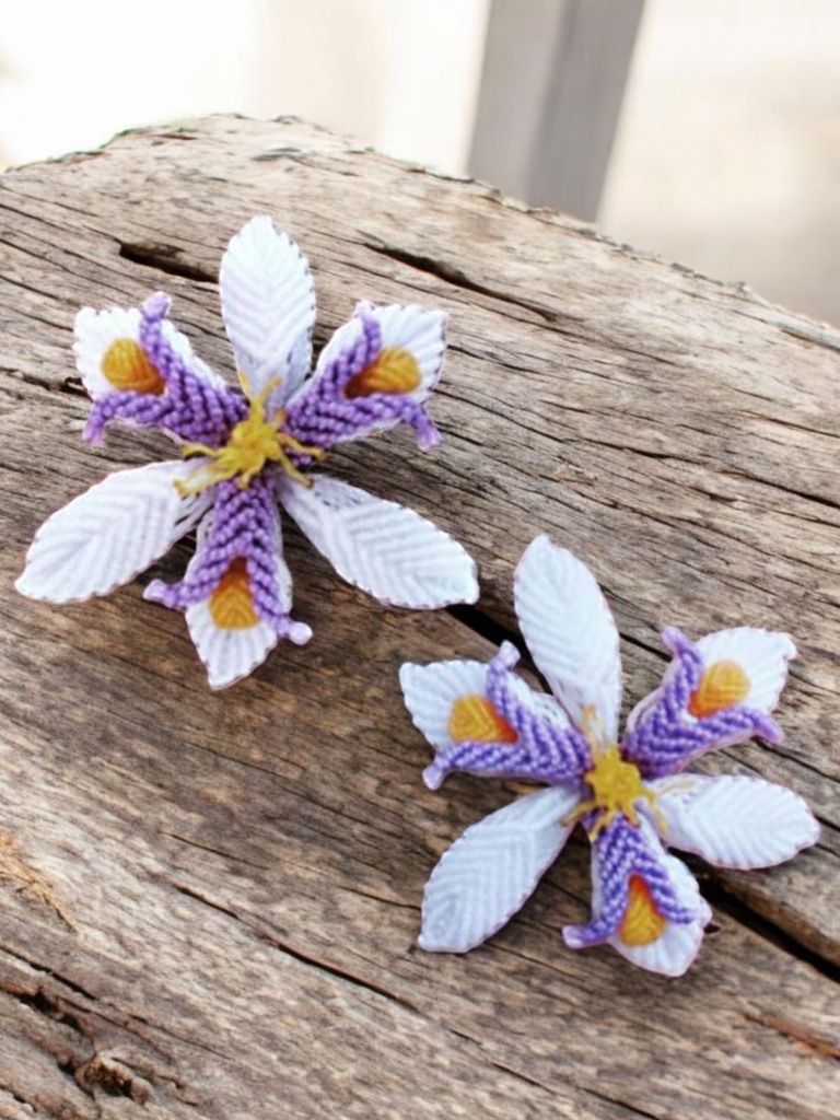 Aretes en macramé.  Ref. orquídea blanca
