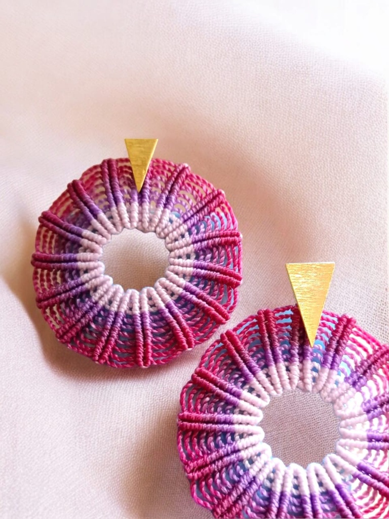 Aretes tejidos en micro macramé.
