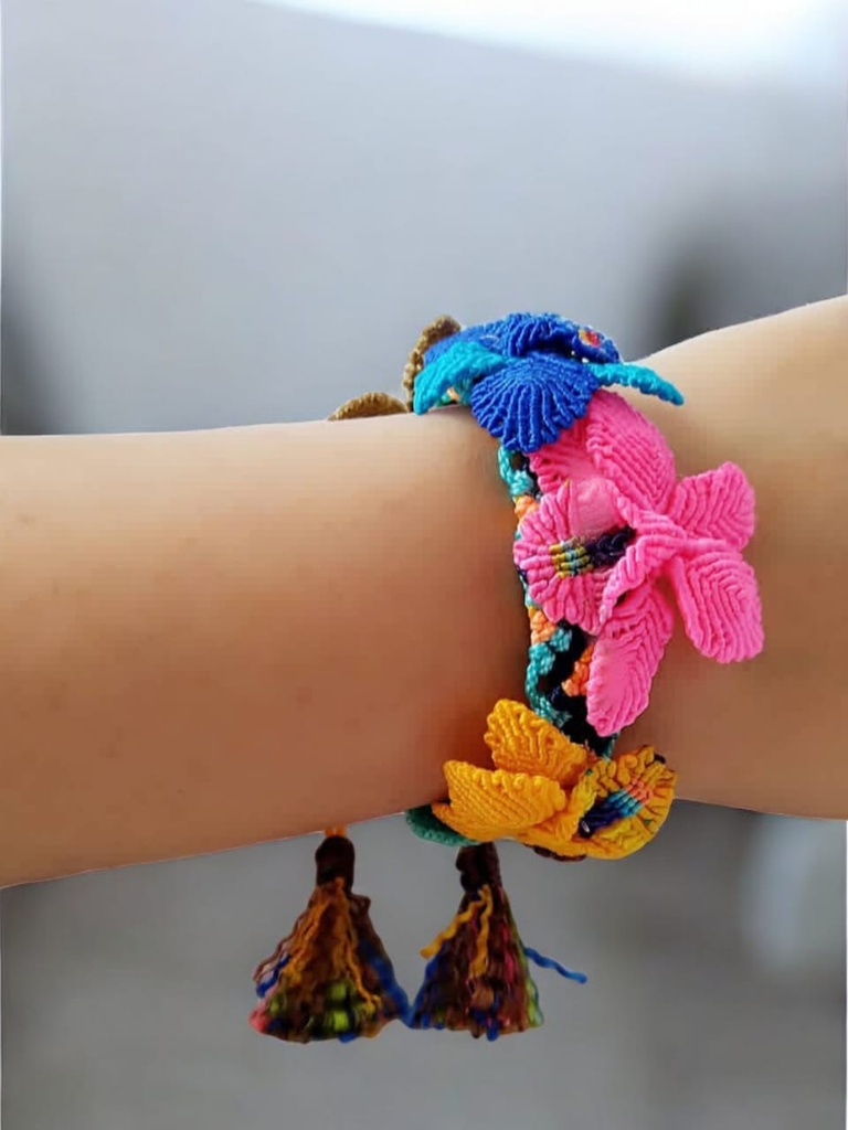 Pulsera en micro macramé. Orquídeas.