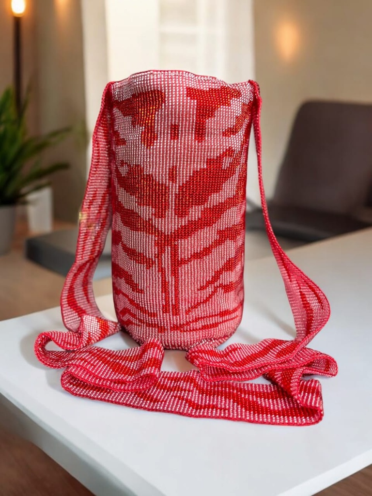 Mochila tejida en mostacillas. Diseño cebra rojo