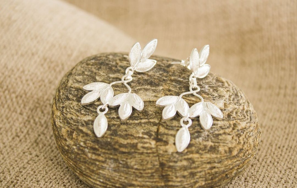 Dangling earrings in silver filigree