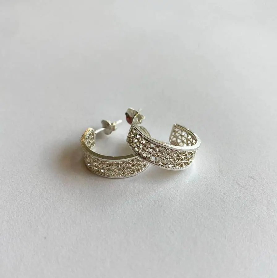 Hoop earrings in silver filigree