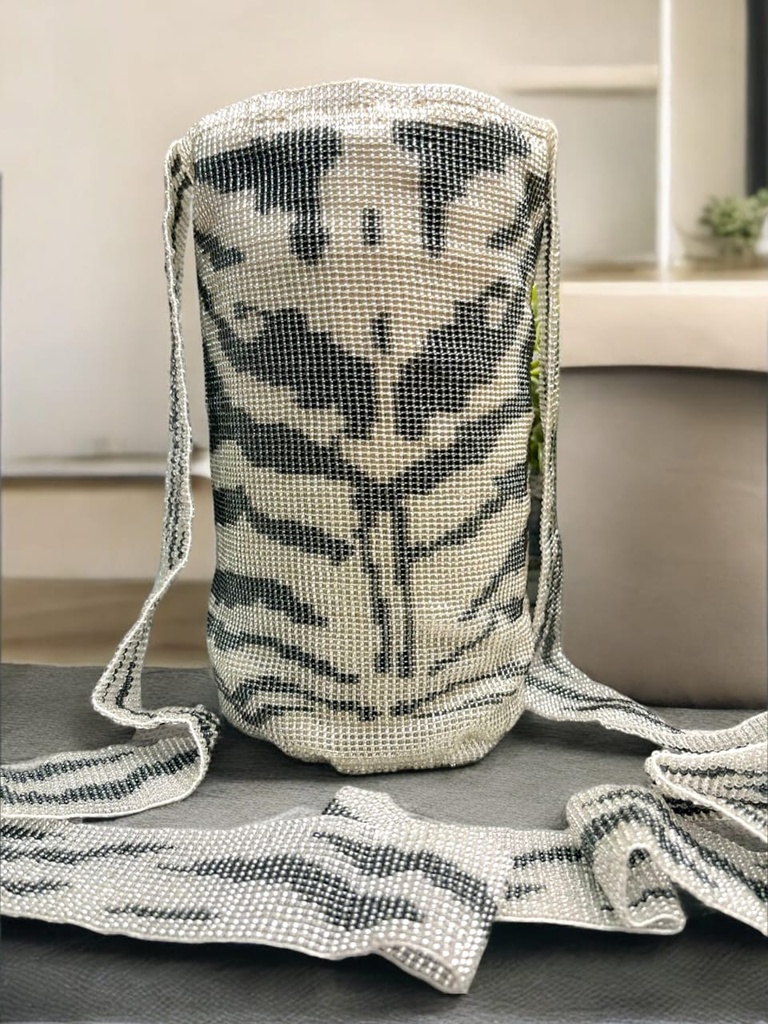 Mochila tejida en mostacillas. Diseño cebra gris.