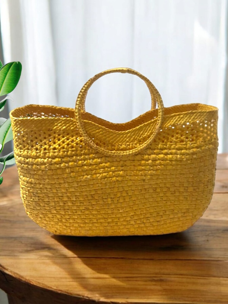 Cartera tejida en palma de Iraca, asas en aro.