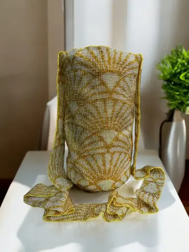 Mochila tejida en mostacillas. Diseño geométrico dorado