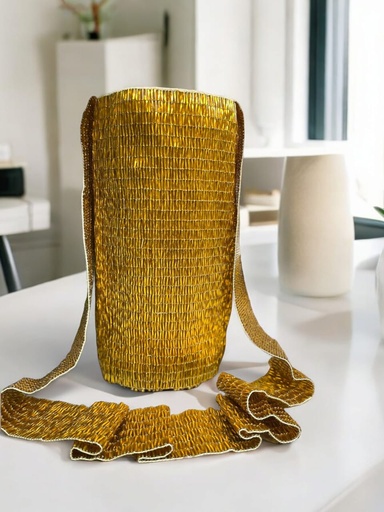 Mochila tejida en mostacillas y canutillos. Diseño dorado.