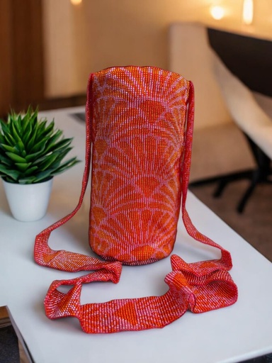 Mochila tejida en mostacillas. Diseño geométrico rojo