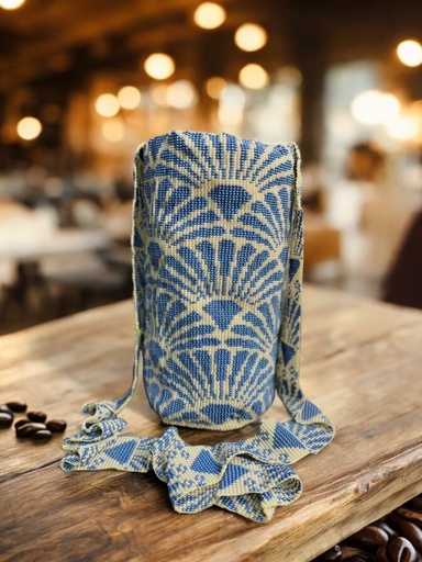 Mochila tejida en mostacillas. Diseño azul - beige