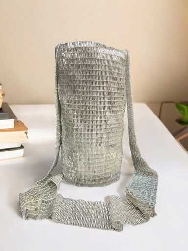 Mochila tejida en mostacillas y canutillos. Diseño cristal plata