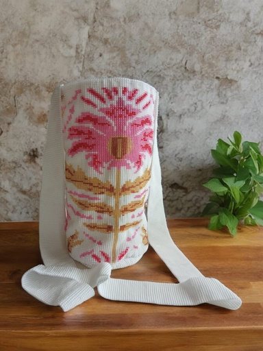 Mochila tejida en mostacillas. Diseño flor fondo blanco