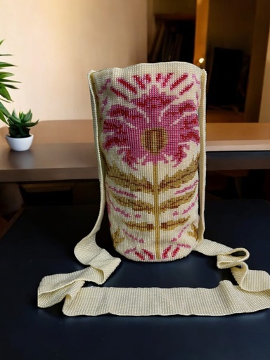Mochila tejida en mostacillas. Diseño flor fondo beige