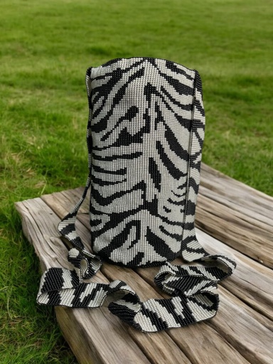 Mochila tejida en mostacillas. Diseño cebra blanco con negro