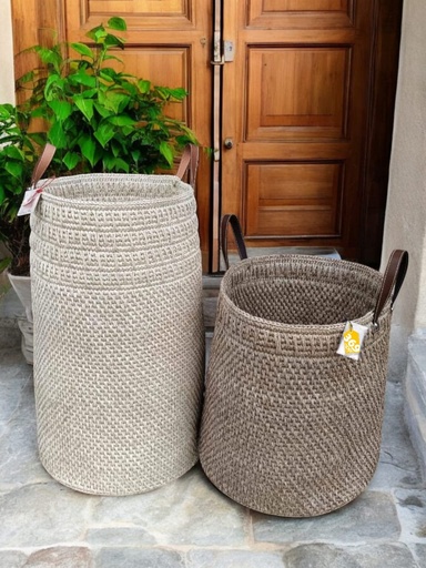 Contenedor maxi, con acabados en cuero. 