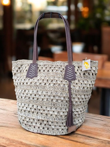 Cartera calada, con acabados en cuero.