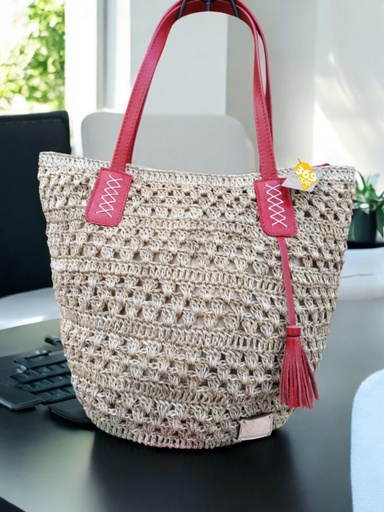 Cartera calada, con acabados en cuero rosa.