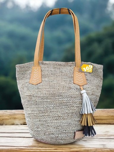 Cartera Trini, con acabados en cuero.
