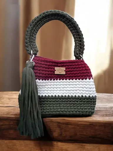 Cartera tejida en Trapillo