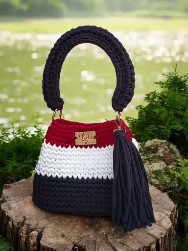 Cartera tejida en Trapillo