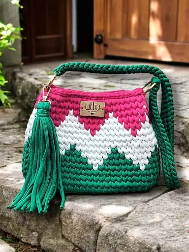 Cartera tejida en Trapillo