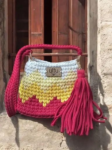 Cartera tejida en Trapillo