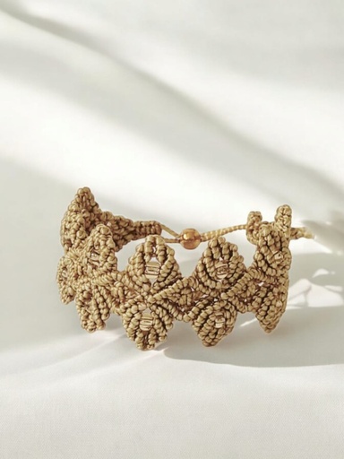 Bracelet in micro macramé. Beige color