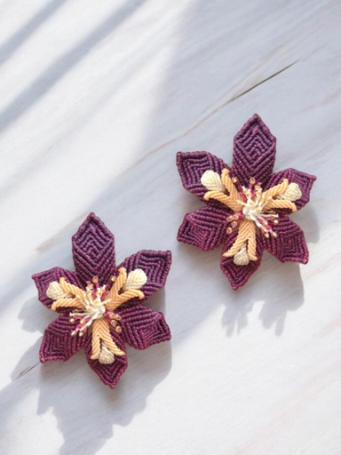 Aretes en macramé. Ref. Orquídea violeta.