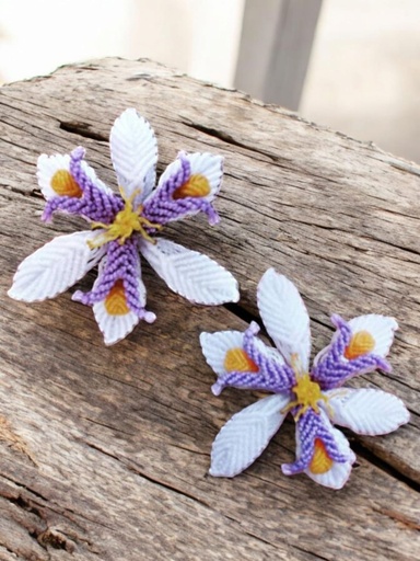 Aretes en macramé.  Ref. orquídea blanca