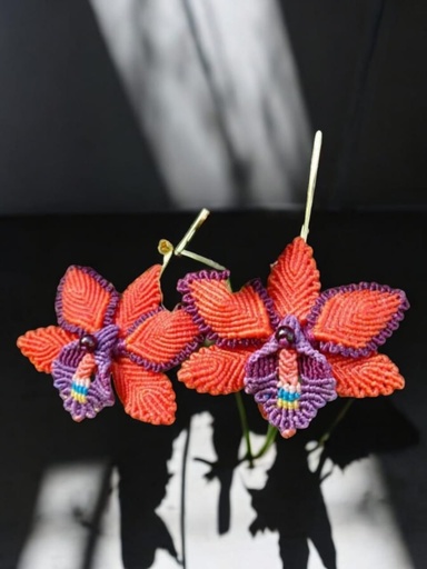 Aretes en macramé. Ref. orquídea salmón