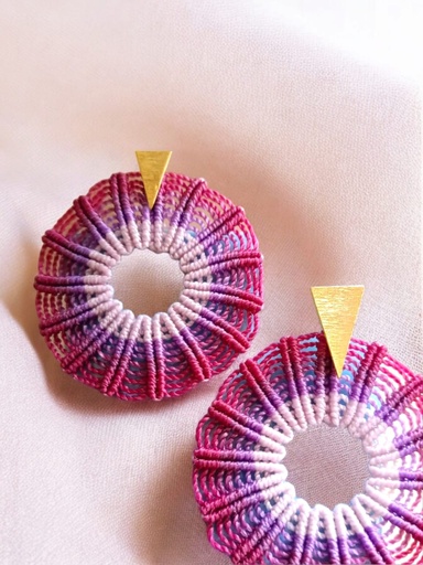 Aretes tejidos en micro macramé.