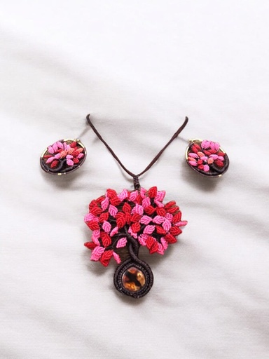Juego de collar y aretes tejidos en macramé.