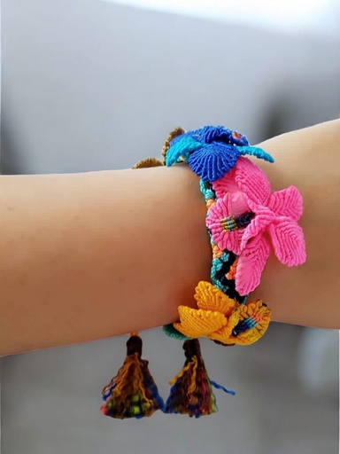 Pulsera en micro macramé. Orquídeas.