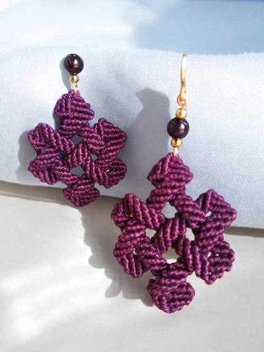 Aretes tejidos en micro macramé, geométricos.