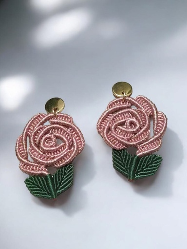 Aretes tejidos en Micro macramé.  Diseño rosa.
