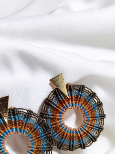 Aretes tejidos en micro macramé.