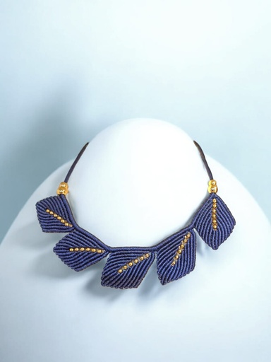 Gargantilla en micro macramé.  Ref. hojas.