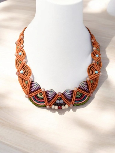 Choker woven in micro macramé. 