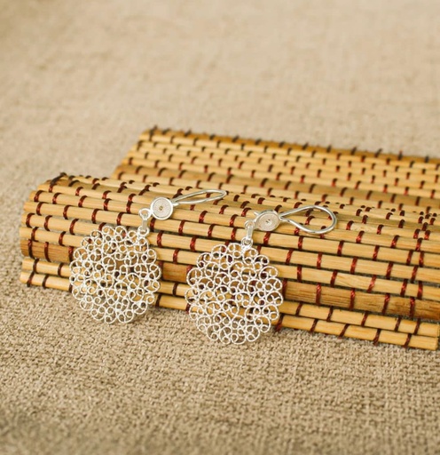 Dangling earrings in silver filigree