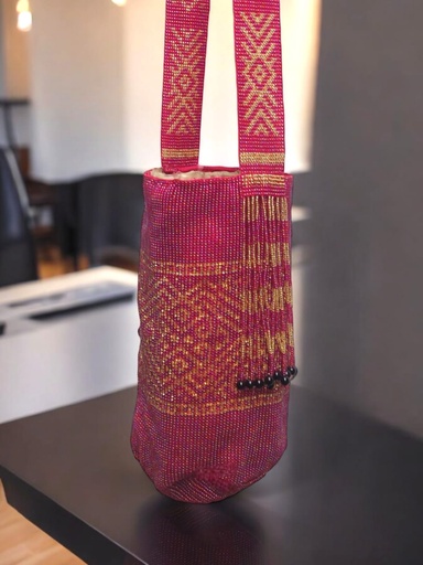 Mochila tejida en mostacillas. Diseño magenta con dorado