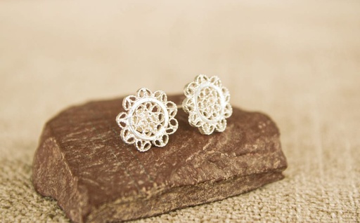 Stud earrings in silver filigree