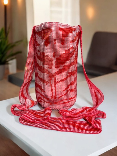 Mochila tejida en mostacillas. Diseño cebra rojo