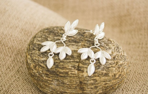 Dangling earrings in silver filigree