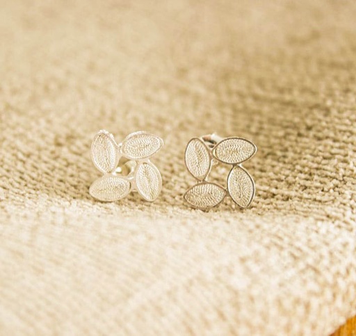 Stud earrings with four leaves, in silver filigree