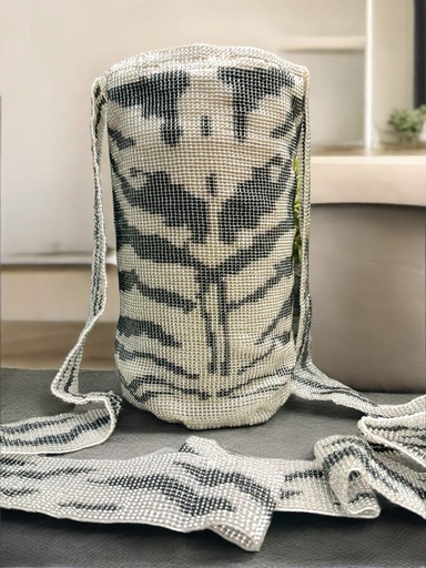 Mochila tejida en mostacillas. Diseño cebra gris.