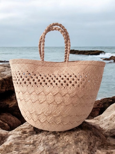 Basket woven in Iraca Palm 