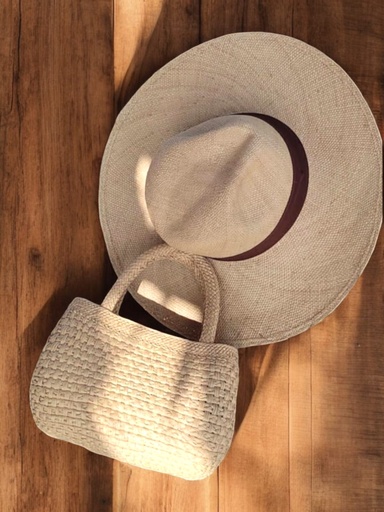 Cartera y sombrero  en palma de Iraca