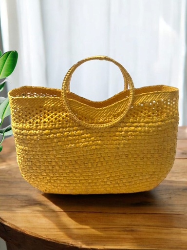 Cartera tejida en palma de Iraca, asas en aro.