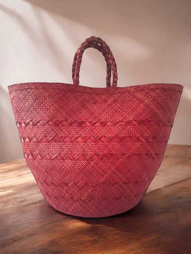 Basket in Iraca Palm.