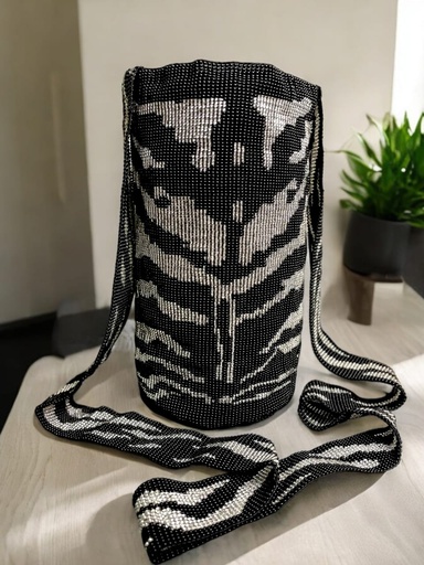 Mochila tejida en mostacillas. Diseño cebra negro con gris 